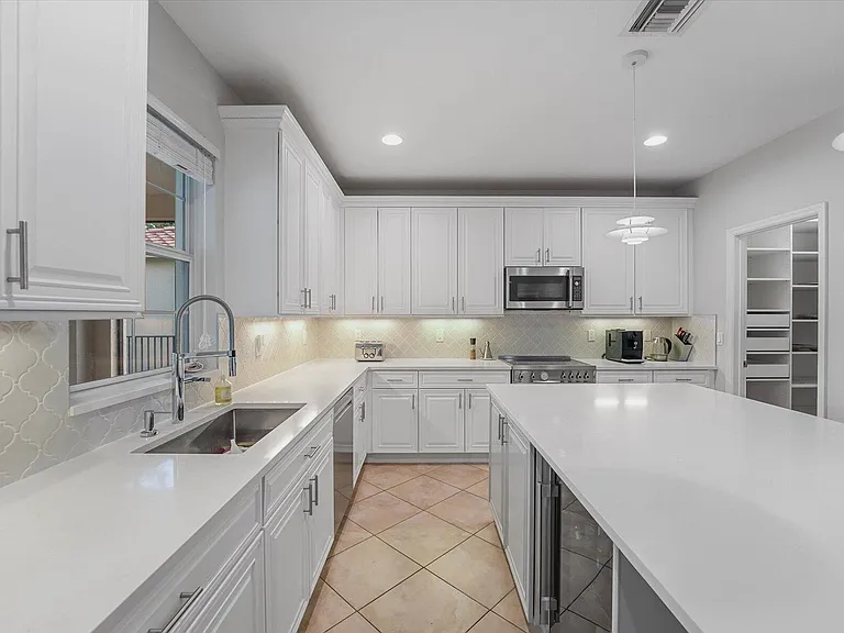 10731 Ivanhoe Ln — Photo 8