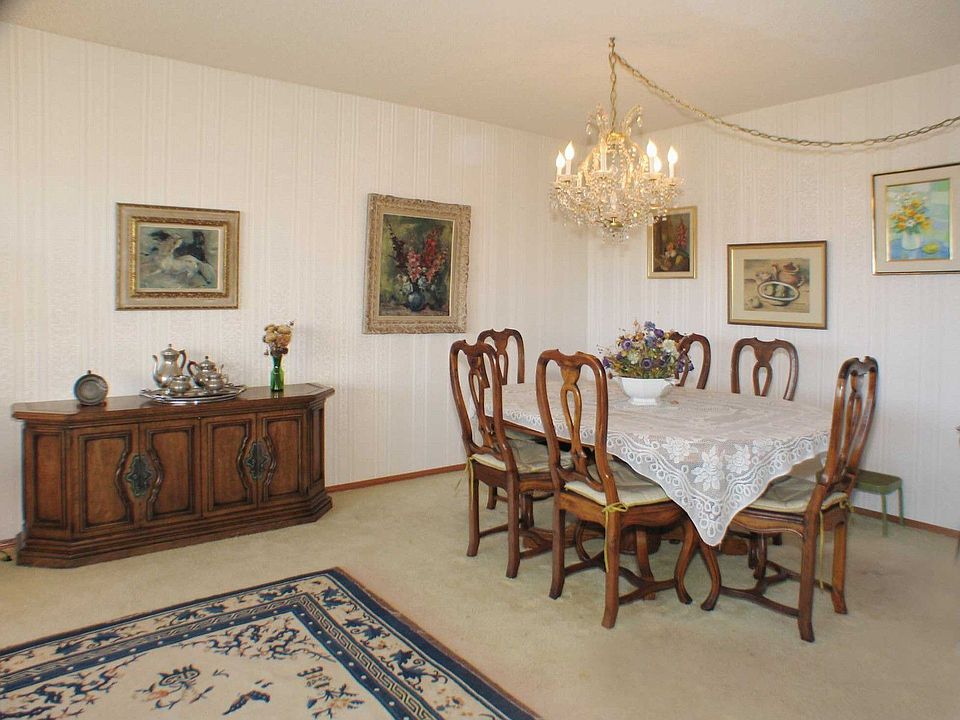 Living room to dining area