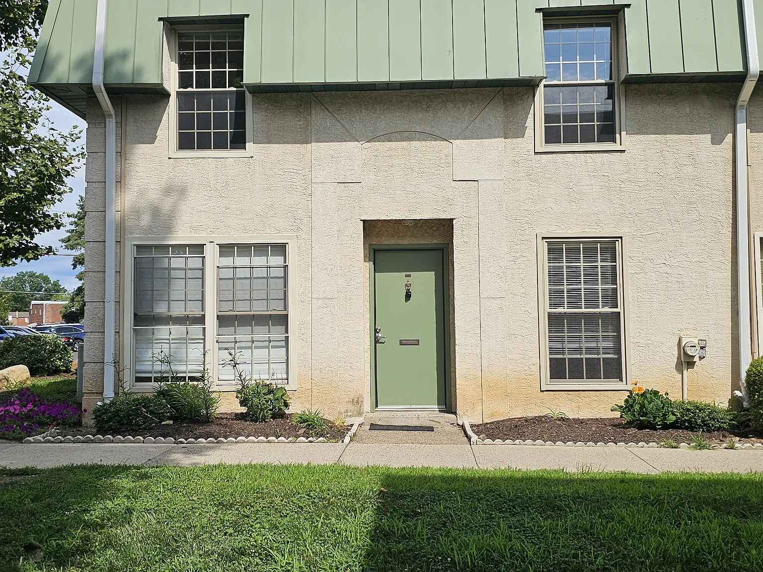 3 bed, 1169 sqft, $2,000 — Photo 2