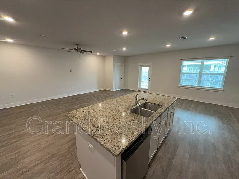 5869 Danbury Blvd — Photo 9