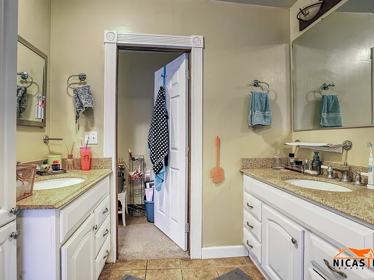 245 Collins Ave — Photo 20