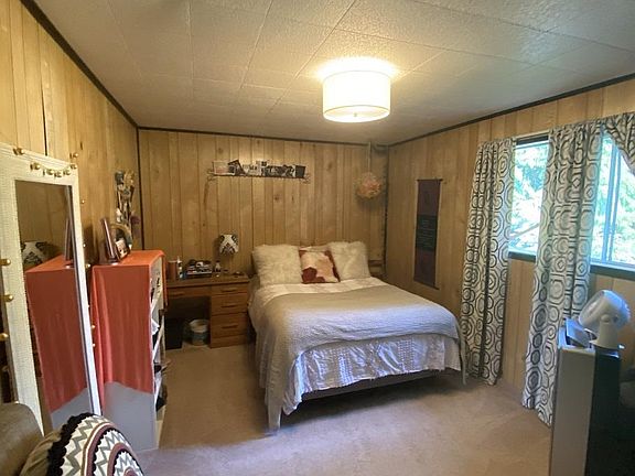 large downstairs large bedroom with walk-in closet