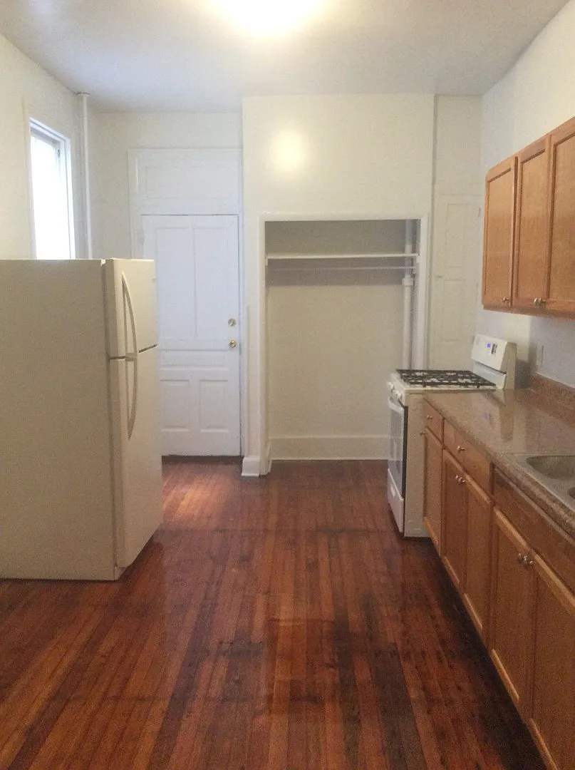 1st floor with parking West End York City SD — Photo 1