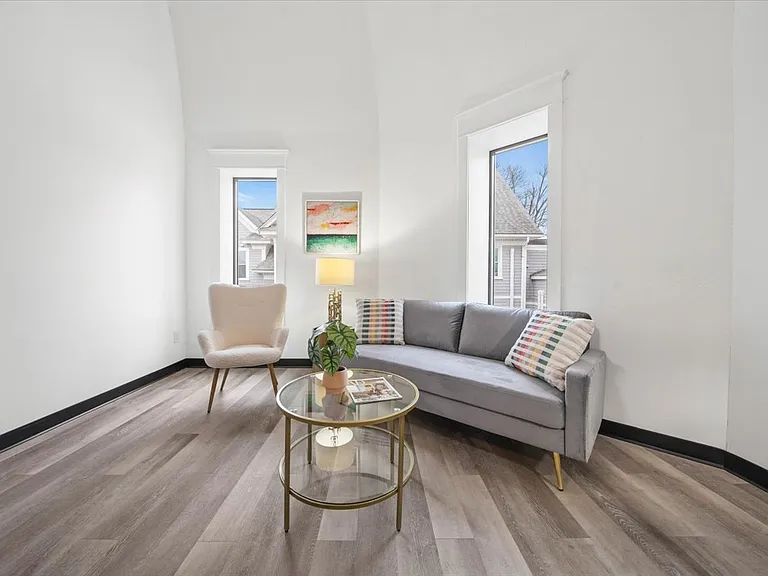 401 Olo Street - Former Church Parish Converted In Luxury Apartments! — Photo 23