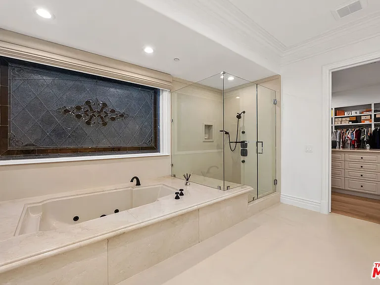 475 Martin Ln — Photo 21
