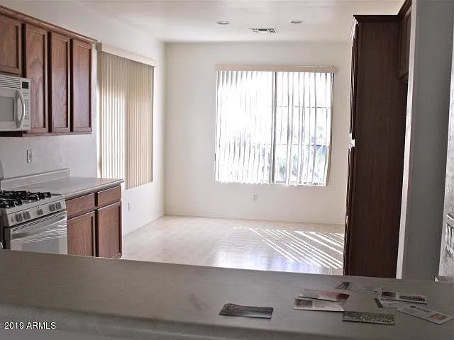 3 bed, 2.0 bath, 1810 sqft, $2,200 — Photo 3