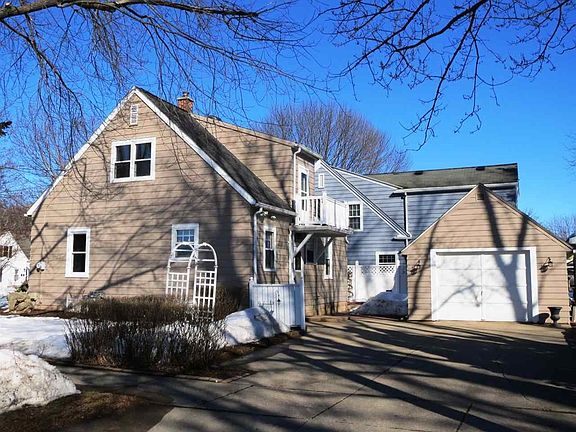 Detached Garage & Private Patio Area