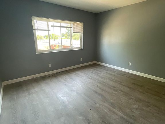 2nd image of 814 W Schirmer St #814D