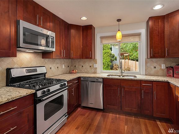 5th image of 2518 231st Ave NE