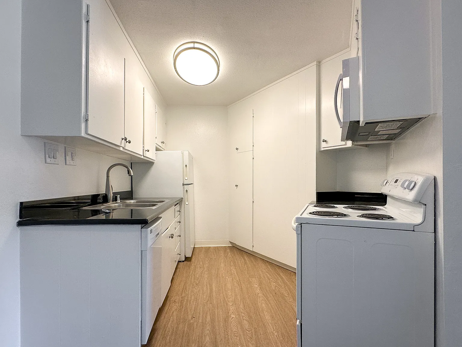 Cozy, comfortable living space in the gorgeous neighborhood you love at Lincoln Villa. — Photo 4