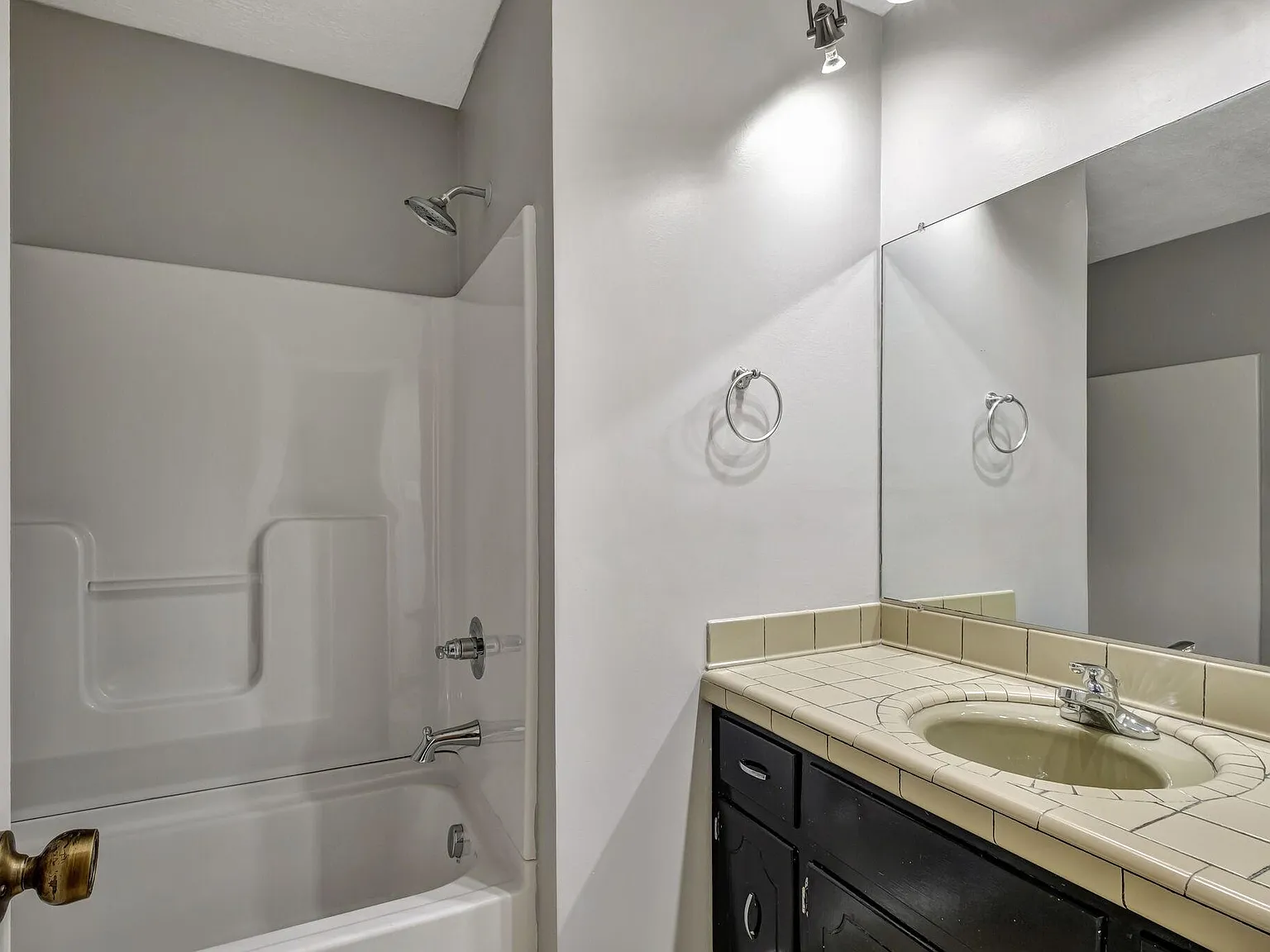 4 bed, 2247 sqft, $2,400 — Photo 3