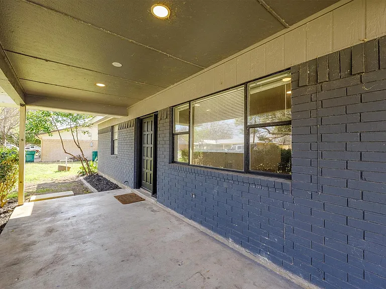1106 Hackberry Dr — Photo 4