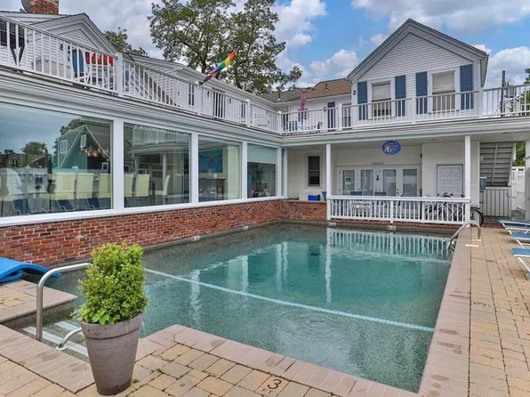 15 Cottage Street #2, Provincetown, MA 02657