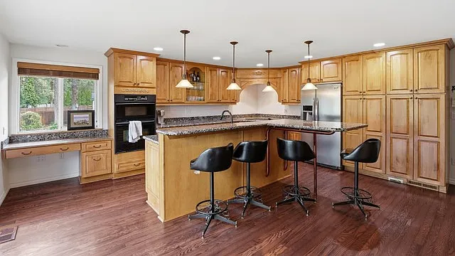6 bed, 4248 sqft, $3,500 — Photo 3
