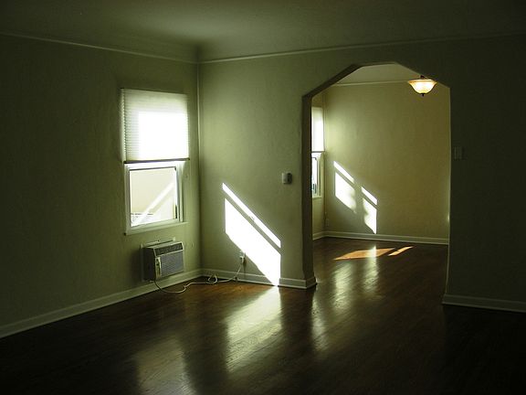 5th image of 1139 1/2 S Oakhurst Dr