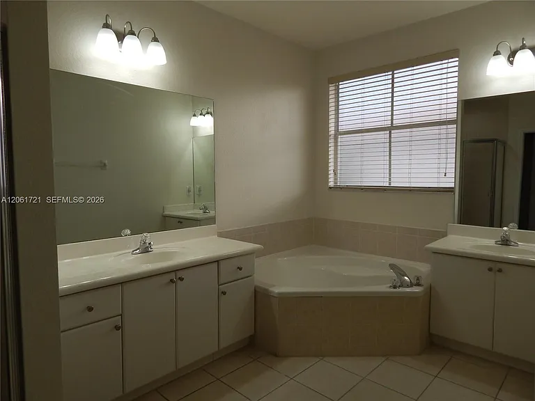 320 SW 87th Ct — Photo 24
