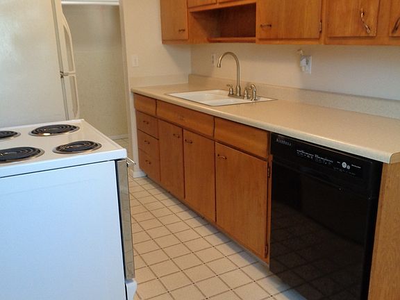 3rd image of 511 Avenue E Ave #513