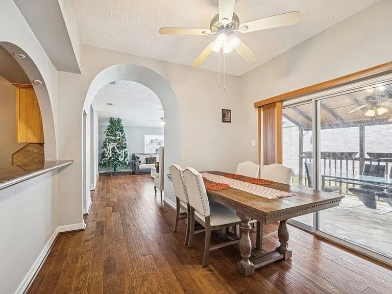 16147 New Field Dr — Photo 3