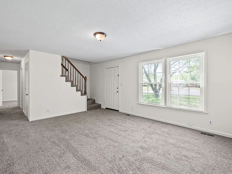 397 Elaine Dr — Photo 4