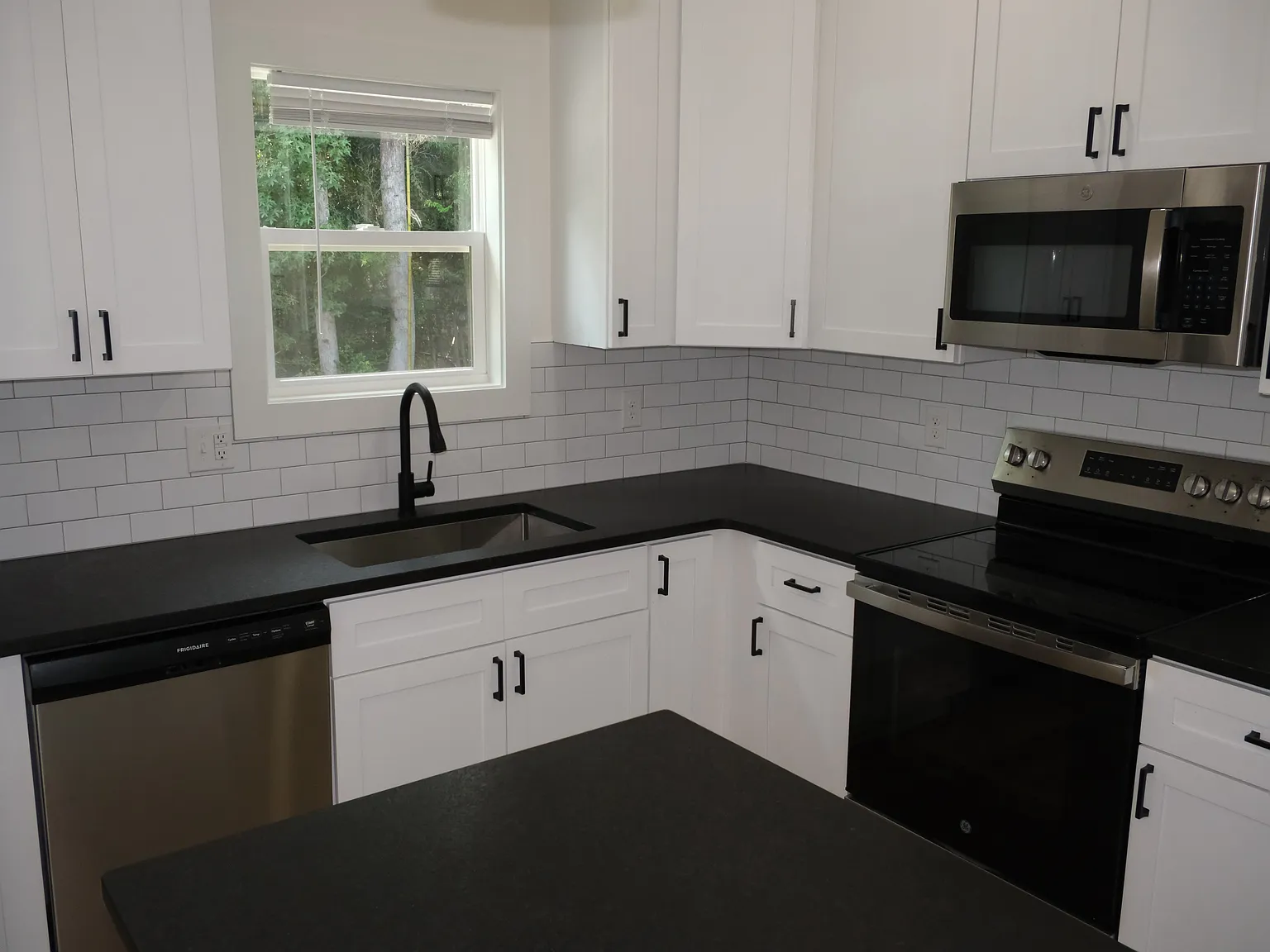 2 bed, 985 sqft, $2,150 — Photo 2