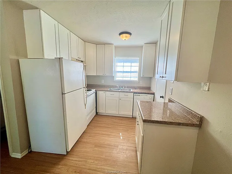 2402 Jaguar Dr #B — Photo 7
