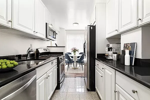 Rented by Manhattan Realty Group | media 2