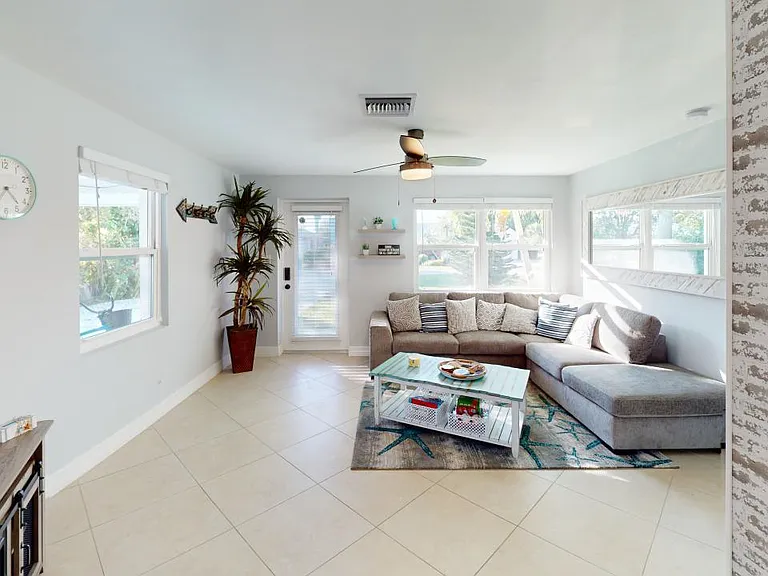 560 E Valley Dr — Photo 4