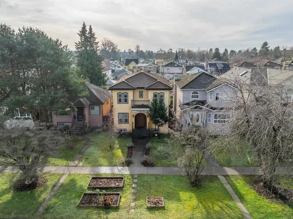 2638 Charles St, Vancouver, BC V5K 3A5
