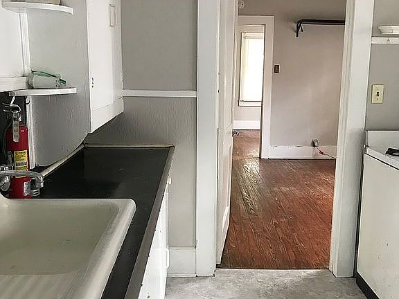 5th image of 903 Saint Joseph St