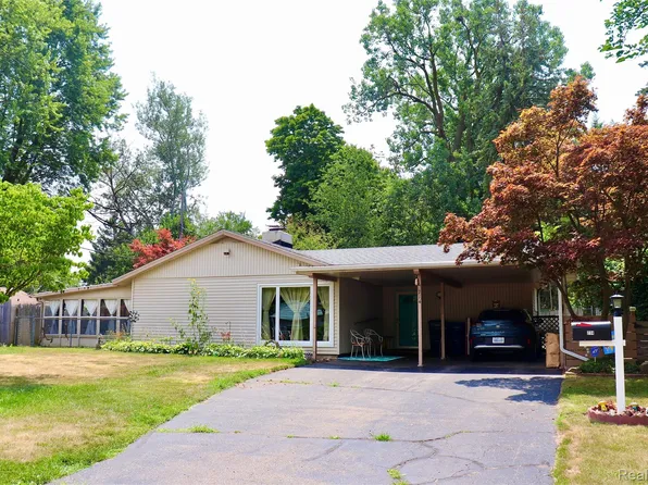 707 Country Club Ln, Flint, MI 48507
