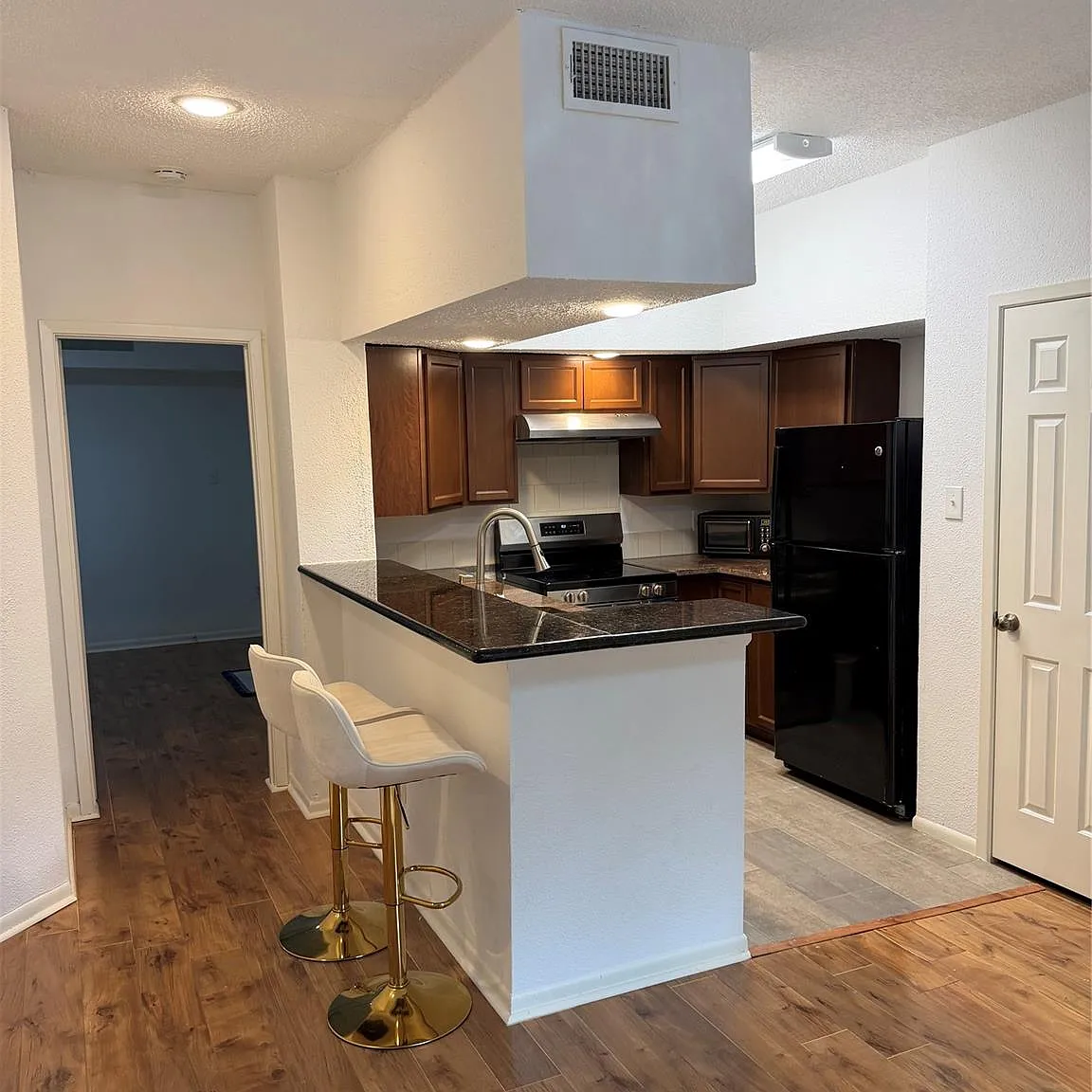 1 bed, 1.5 bath, 643 sqft, $1,000 — Photo 4
