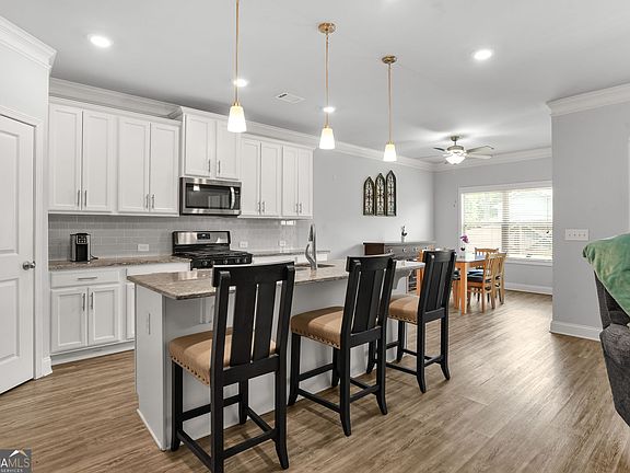 2nd image of 866 Newshaw Way