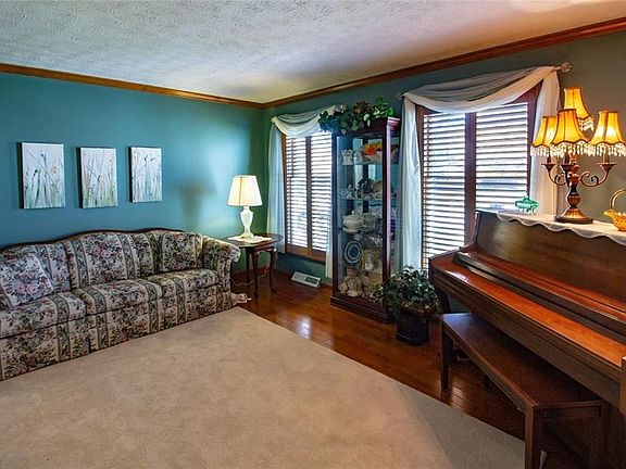 3rd image of 355 Blossom Dr