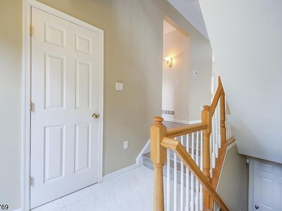 4th image of 60 Brock Ln