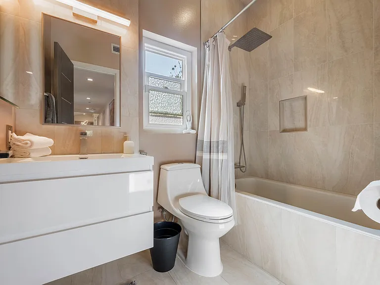 20412 Oxnard St — Photo 24
