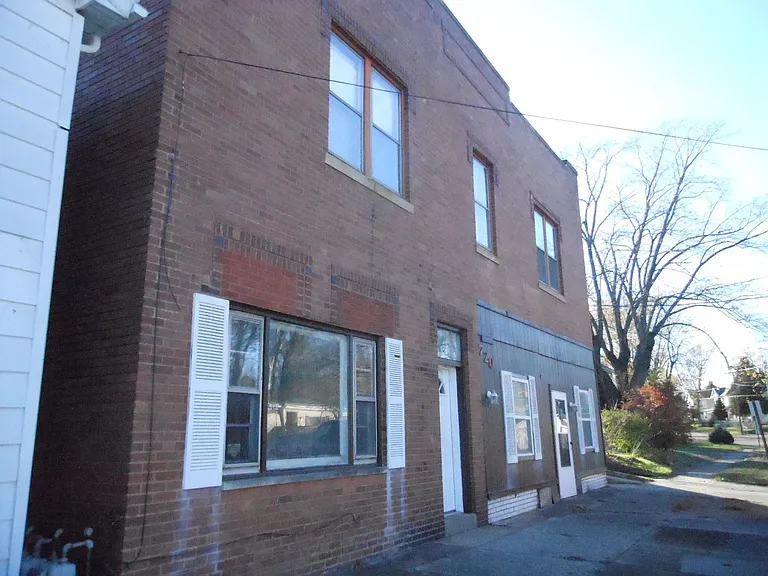 720 E Clay St — Photo 2