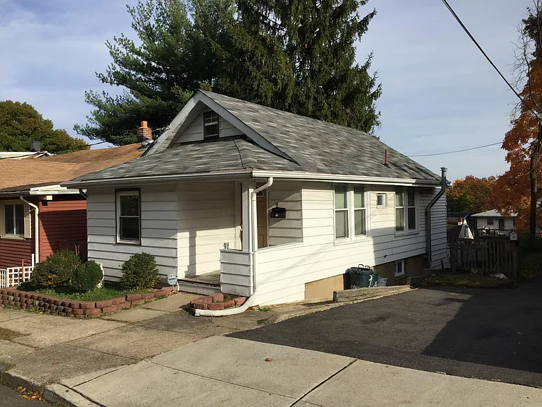 Avenue B — Photo 1