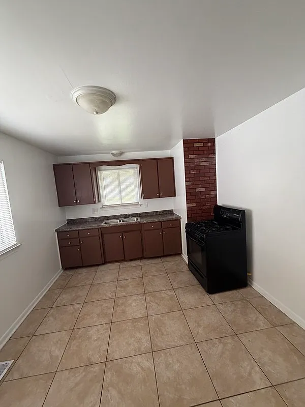 3 bed, 1.0 bath, 1053 sqft, $1,200 — Photo 1