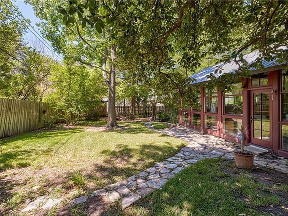 4th image of 1903 Meadowbrook Dr