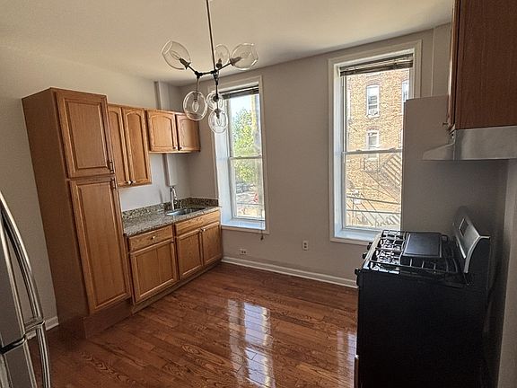 2nd image of 3201 S Racine Ave APT 2M