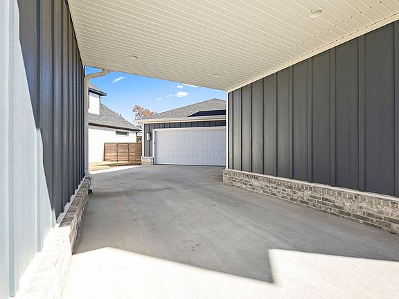 4th image of 505 SW Autumn Hills Rd