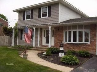 104 Chatham Dr, Oakdale, NY 11769