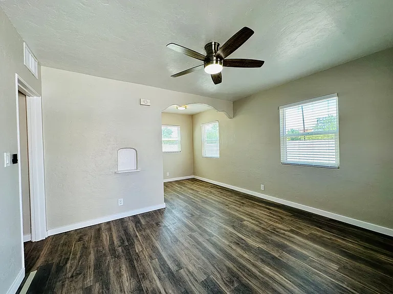 1 Bedrooms Near U of A! Cottage Style Homes with Washer/Dryers and Renovated! — Photo 28