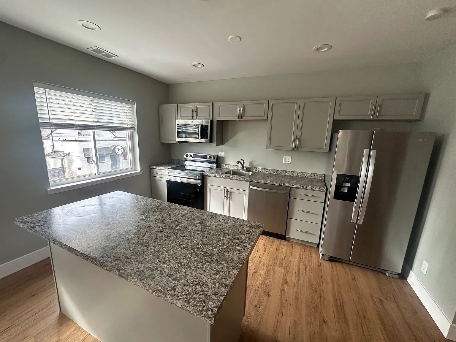 3 bed, 1.5 bath, 1400 sqft, $1,475 — Photo 3