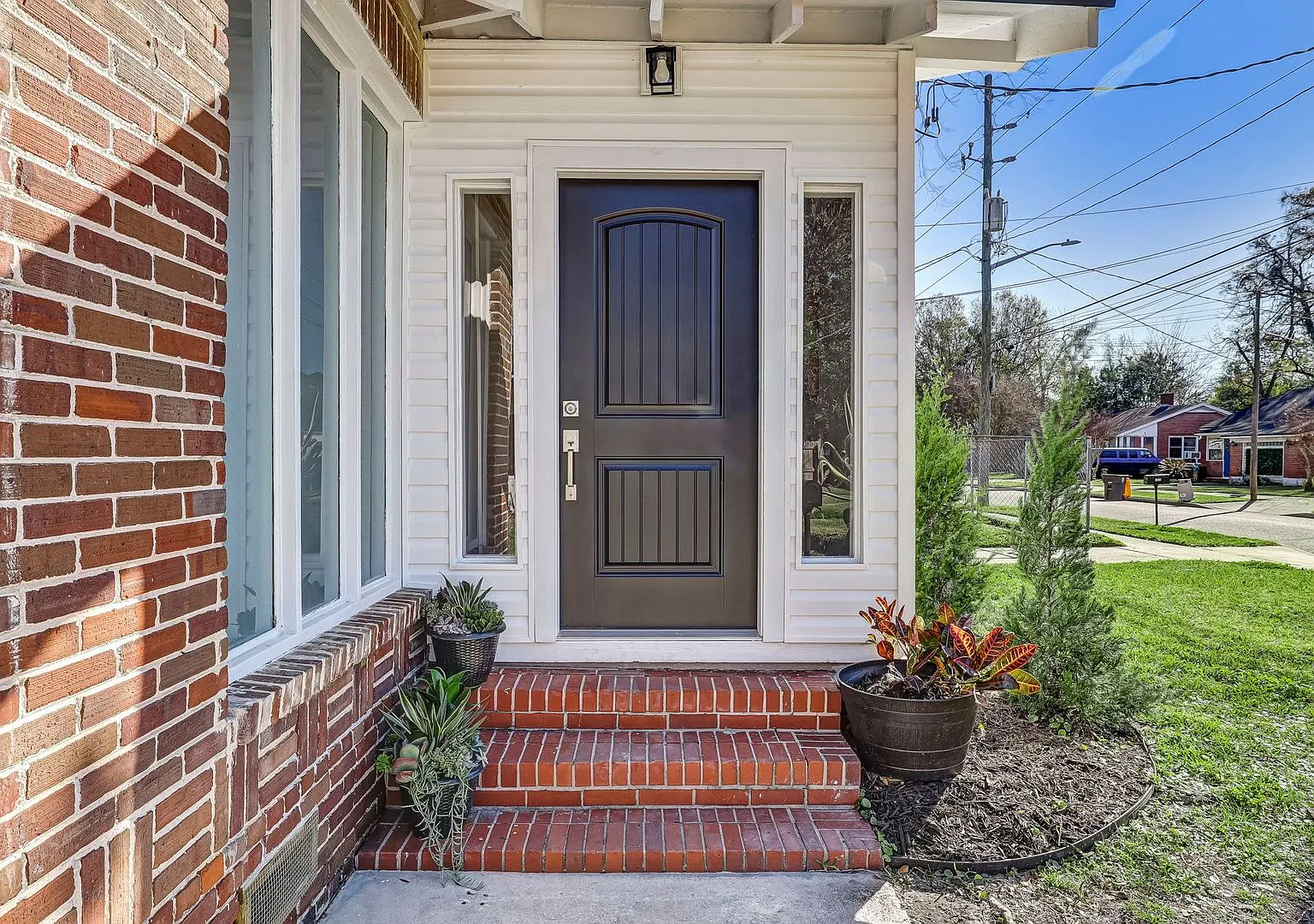Charming, fully renovated 3-bedroom, 1-bathroom Murray Hill bungalow offering 1,134 square feet o... — Photo 4