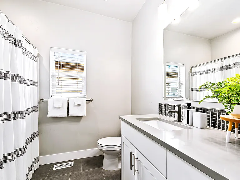 2035 E Oakcrest Dr — Photo 40