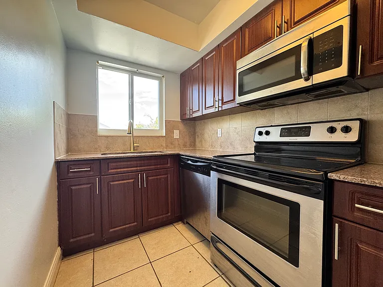 425 NE 7th Ave #5 — Photo 9