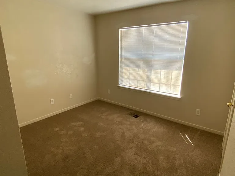 3202 Hereford Ln — Photo 5