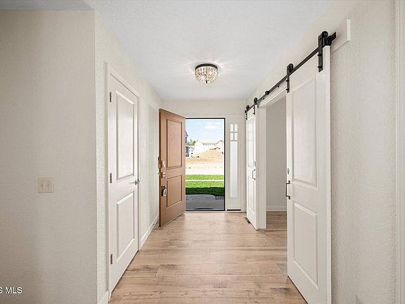3rd image of 947 Heather Ct