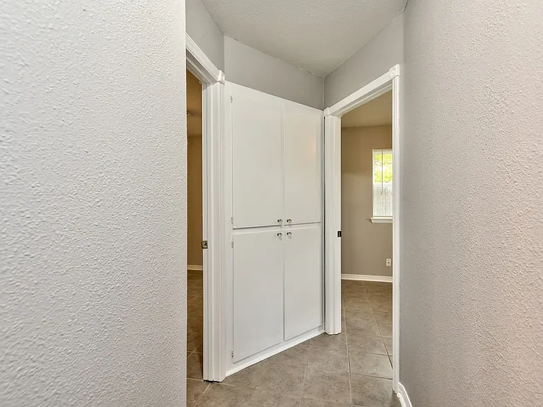 319 E Cedar Ln — Photo 9